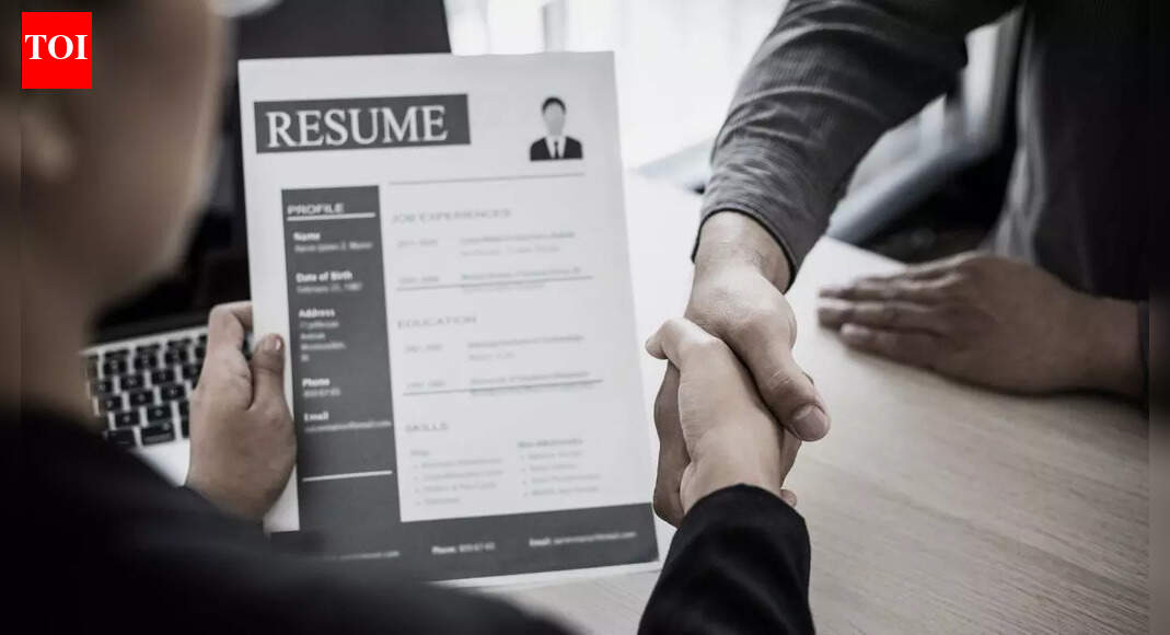 ‘I feel like there’s no real room for growth,’ shares mid-career employee: 4 strategies to pivot to a new industry