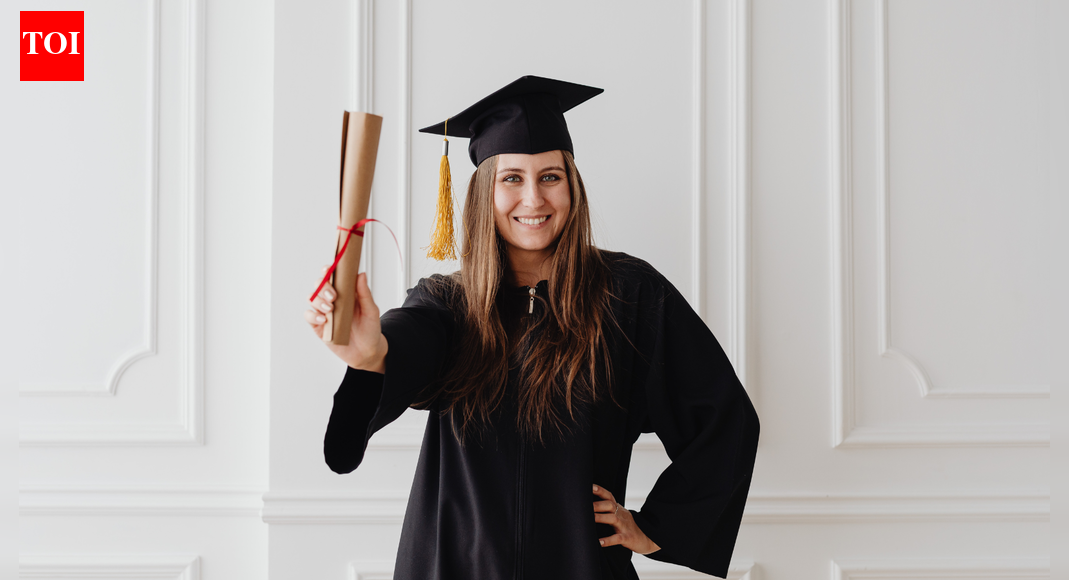 अमेरिकी कॉलेज की सीढ़ी पर पुनर्विचार कर रहे हैं: 63% का कहना है कि यह चढ़ाई कीमत के लायक नहीं है