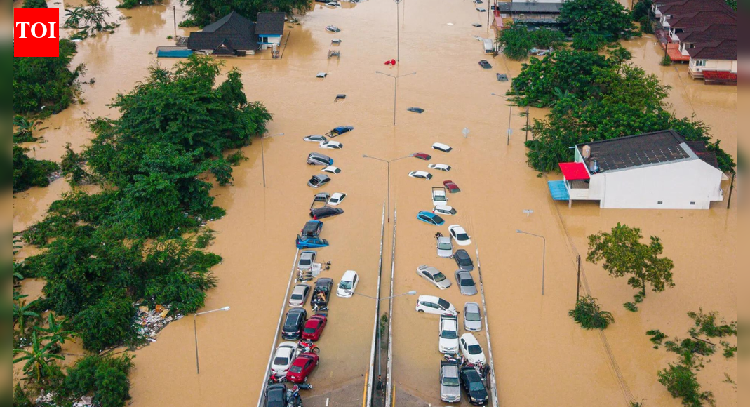 Thailand floods: Death toll rises to 145; receding waters reveal large-scale devastation