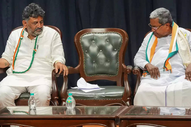 Siddaramaiah vs Shivakumar in Karnataka: Did Congress high command fail to  act on time, yet again? | India News - The Times of India