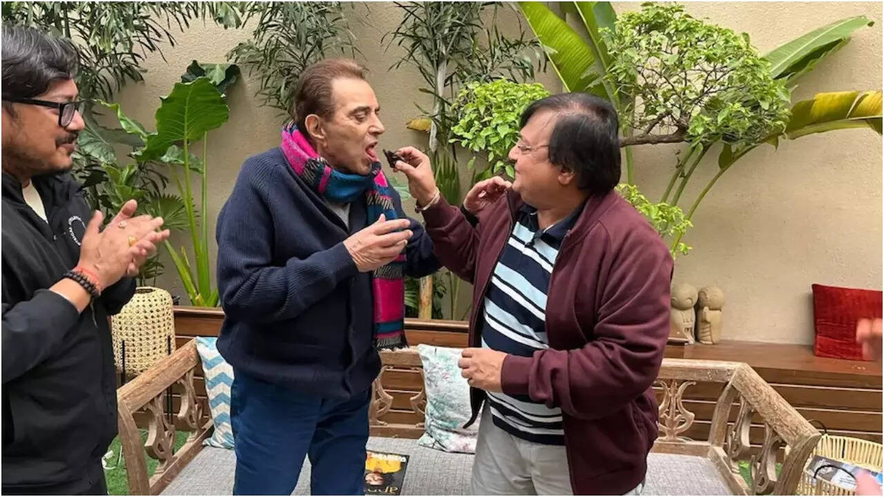 Rakesh Bedi gets emotional remembering Dharmendra; says the late star fed  him cake on his birthday during their last shoot | Hindi Movie News - The  Times of India