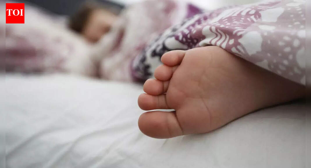 Why some people can’t sleep without one foot out: 10 reasons behind this habit