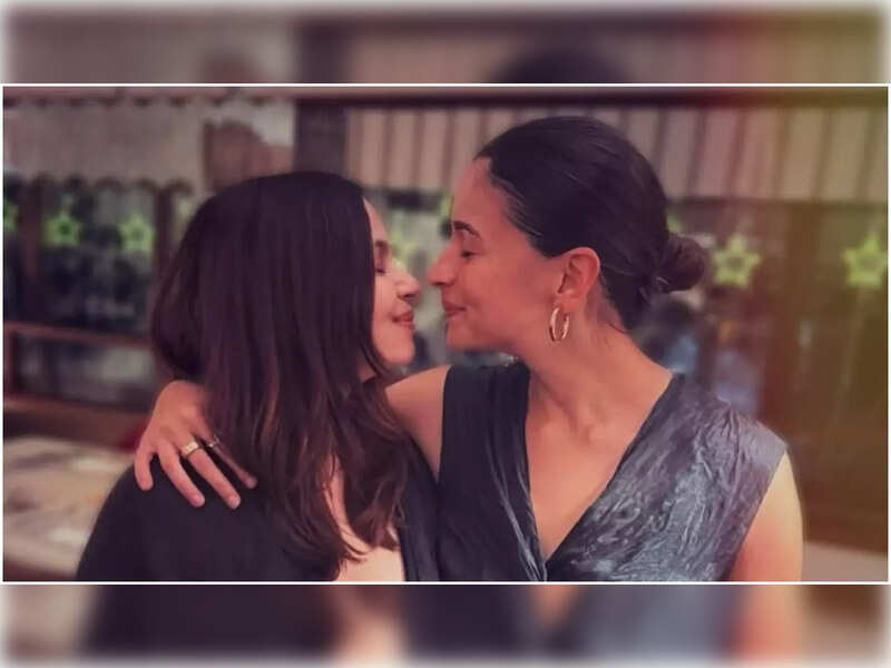 Alia Bhatt and Shaheen Bhatt smiling together