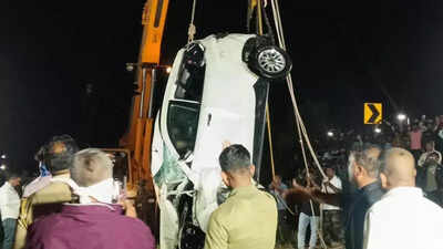 Missing Telangana couple found dead in car in a well in Buldhana