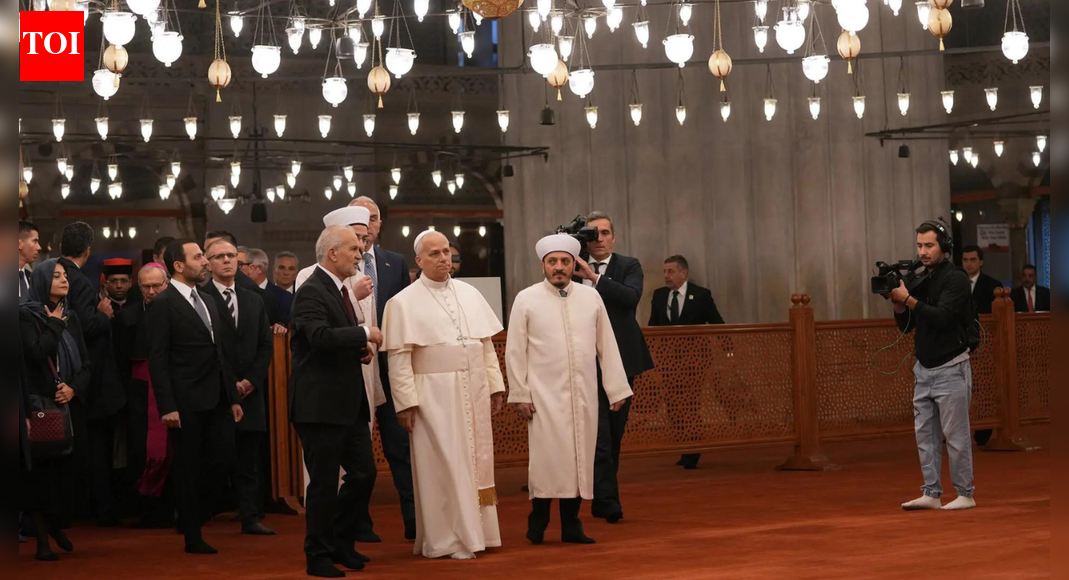 <div>Pope visits Istanbul's Blue Mosque, but does not pray, as he focuses on unifying Christians</div>