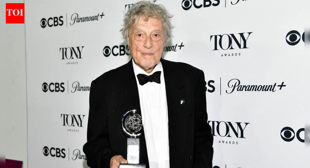 Tom Stoppard, playwright who dazzled with verbal gymnastics, dies
