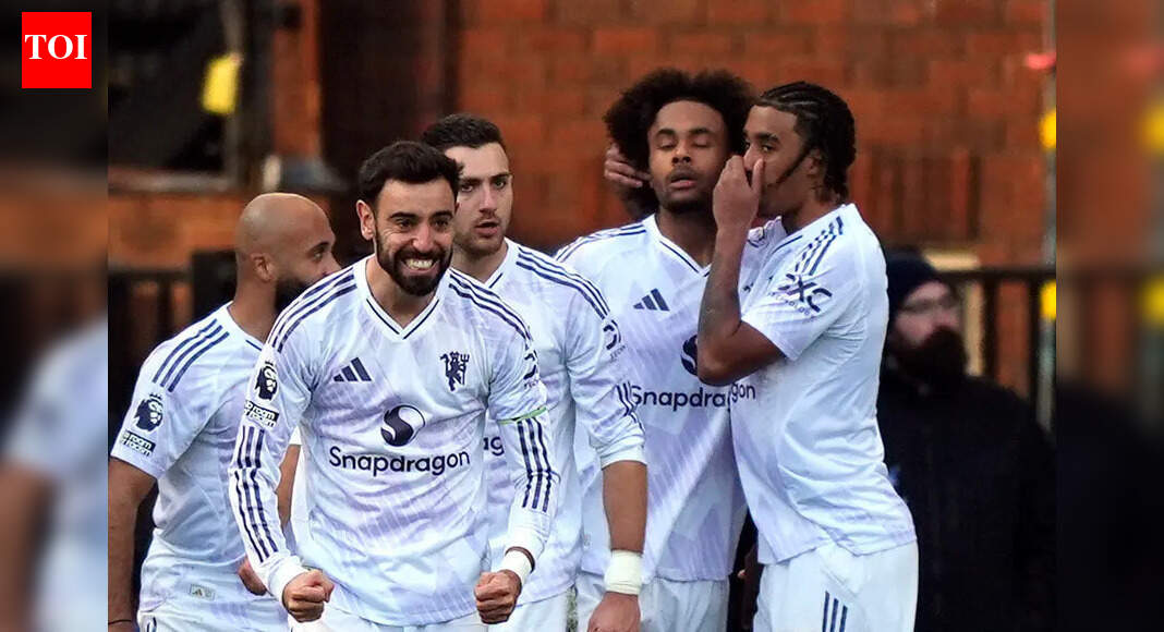 Zirkzee ends goal drought; Man United stage comeback to beat Palace