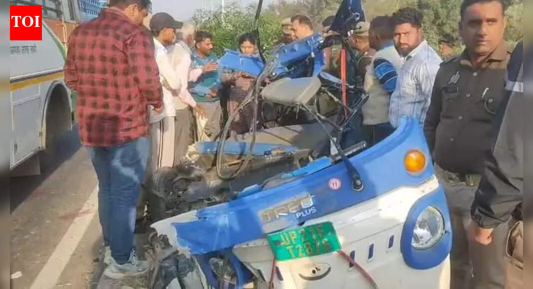 6 including 5 of a family returning from weddingkilled after bus collides with e-rick on Delhi-Lko NH