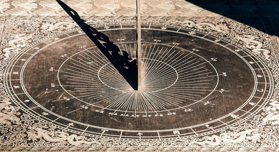 மனதை வளைக்கும் கோட்பாடு நாம் உண்மையில் 1726 ஆம் ஆண்டில் இருக்கிறோம் என்றும் 300 ஆண்டுகால வரலாறு நடக்கவில்லை என்றும் கூறுகிறது.