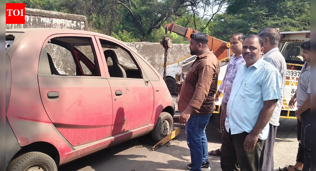 Ulhasnagar civic body act against 70 abandoned vehicles to clear roads