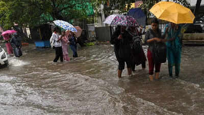 Chennai, Tiruvallur and Chengalpet to close schools Tuesday as Cyclone Ditwah nears Tamil Nadu–Puducherry coast; MET warns of persistent rain