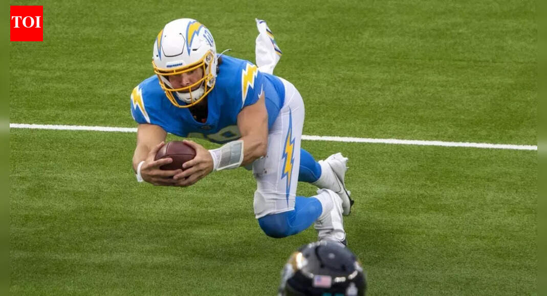Justin Herbert’s white glove sparks concern for Chargers fans before Eagles game