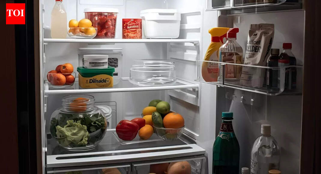 गर्म पानी से फ्रिज की बर्फ और दुर्गंध को तुरंत दूर करें: स्वच्छ, ताज़ा उपकरण के लिए एक सरल विधि |