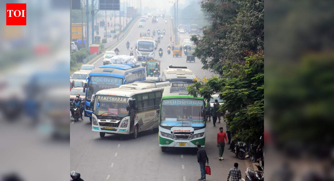 Random bus halts on NH-16 in Bhubaneswar putting life and limb of commuters at risk
