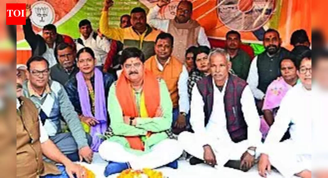 Dhanbad MLA ends stir after assurance