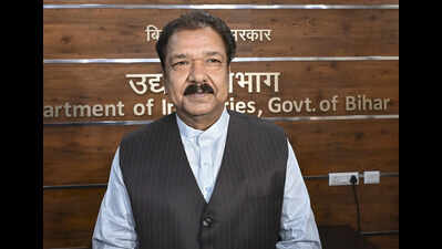 निवेशकों के आवेदन अविलंब निपटाएं : मंत्री ने अधिकारियों से कहा