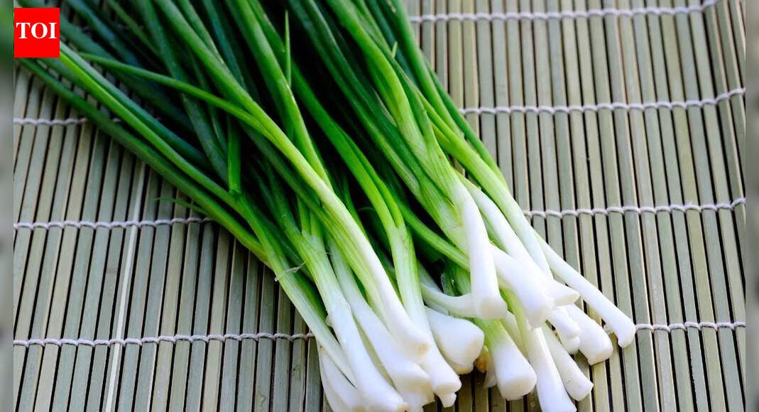 STOP throwing away slimy spring onions: A simple water trick keeps them fresh and crisp for weeks | – The Times of India