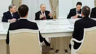 El Kremlin no informa de ningún progreso en el acuerdo de paz después de conversaciones de cinco horas entre el presidente Putin y los enviados de Trump, Steve Witkoff y Jared Kushner. Mientras que se revisaron algunas propuestas de Estados Unidos, Rusia expresó críticas en varios puntos. Las discusiones tocaron las reclamaciones territoriales, pero sigue siendo un trabajo significativo tanto para Moscú como para Washington. Putin transmitió saludos a Trump, con contactos para continuar.