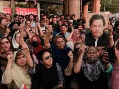 El gobierno de Pakistán se abrocha: la hermana de Imran Khan se encuentra con el líder encarcelado; continúan los alborotos masivos