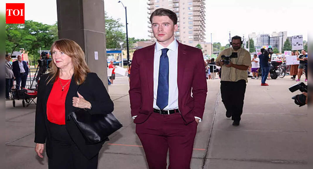 Carter Hart returns after case, leads Golden Knights to 4-3 win vs Blackhawks