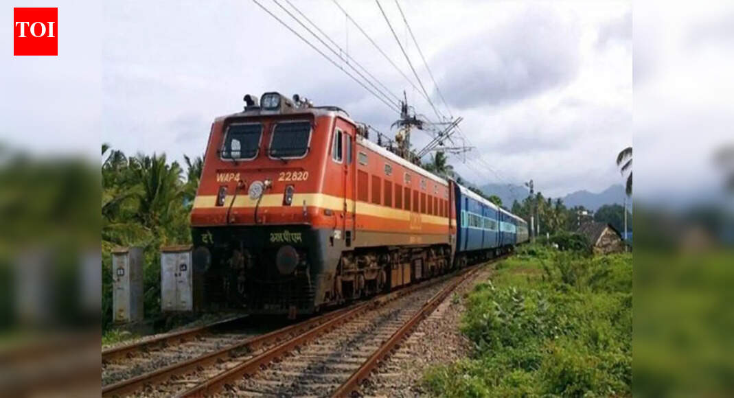 Drunk man falls from moving train in Daltonganj, escapes with minor injury
