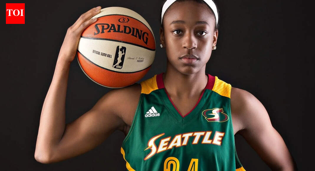 Emotional Jewell Loyd honors Los Angeles Lakers legend Kobe Bryant after winning her third WNBA championship