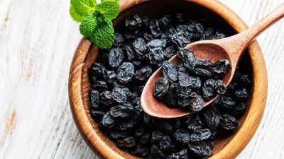 Health benefits of soaked black raisins (munakka): Prevents cancer, supports heart health, controls high BP, freshens breath, and more