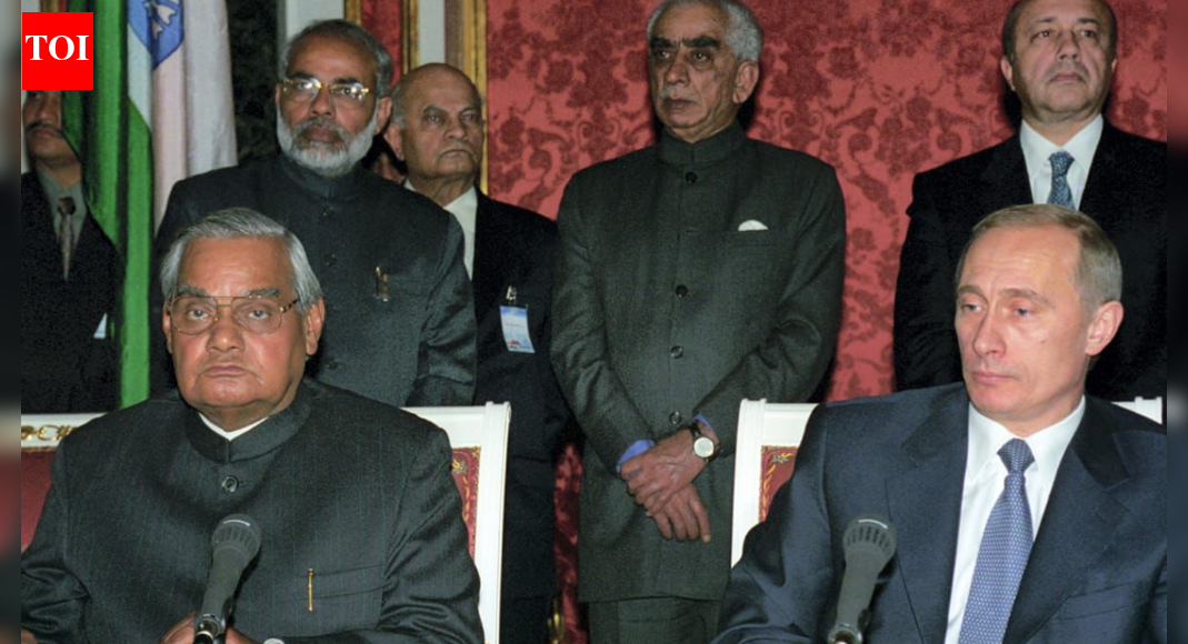 <div>Moscow callback: When Modi first met Putin; photos from 2001 go viral ahead of Russian leader's India visit</div>