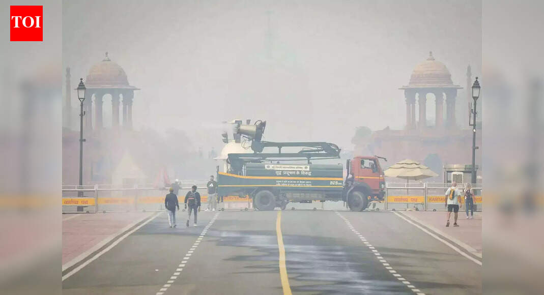 Delhi weather: Sunny skies, low humidity; AQI remains poor