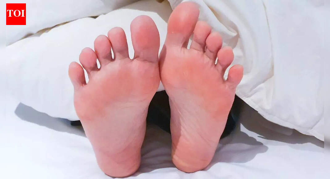 सर्दियों के दौरान अपने पैरों को गर्म कैसे रखें और ठंडी उंगलियों को आपका दिन बर्बाद करने से कैसे रोकें |