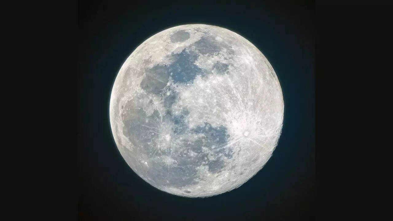 The Cold Moon of 2025: Why the final supermoon looked bigger, brighter and  sharper in the December sky | - The Times of India