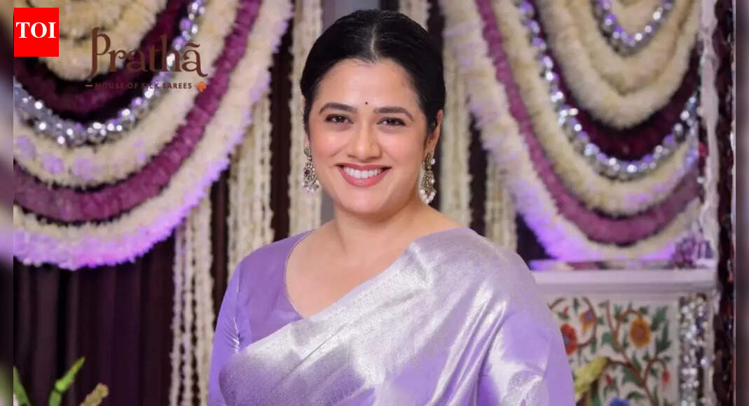 <div>'National Crush' Girija Oak reveals she owns over 400 sarees</div>