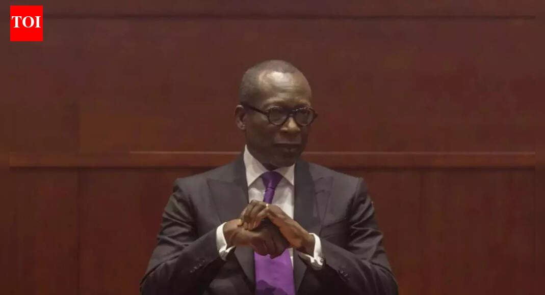 Coup attempt in Benin: Soldiers' group announces removal of government; army claims it is restoring control