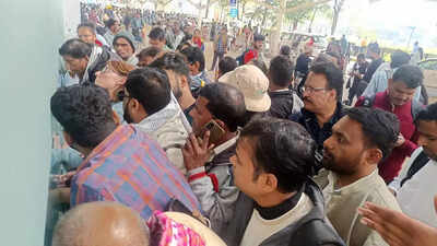 IndiGo கரைப்பு ஆழமடைகிறது: பயணிகள் அழுகிறார்கள், அலறுகிறார்கள், கவுண்டர்களில் ஏறுகிறார்கள்; 650 விமானங்கள் நாள் முழுவதும் ரத்து செய்யப்பட்டுள்ளன