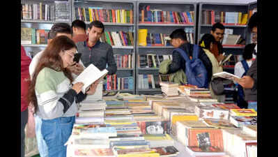 गांधी मैदान में पुस्तक मेले में पहले सप्ताहांत में 1 लाख से अधिक पर्यटक आए