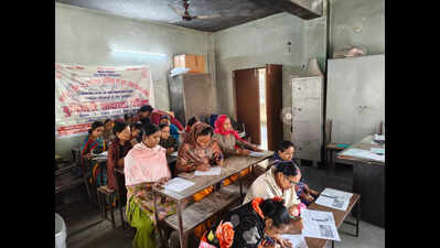 अक्षर आंचल योजना के तहत 2 लाख से अधिक महिलाएं साक्षरता परीक्षा देती हैं