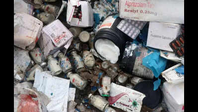 मधेपुरा में अस्पताल की फेंकी गयी दवाओं से मचा हाहाकार