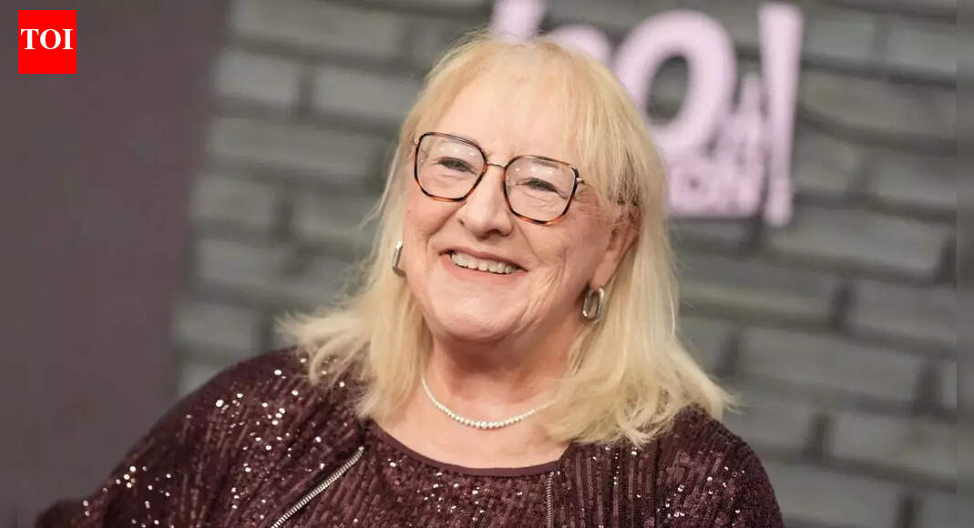 Donna Kelce steals the spotlight in stunning Chiefs outfit as Travis Kelce shares sweet SNF pregame hug