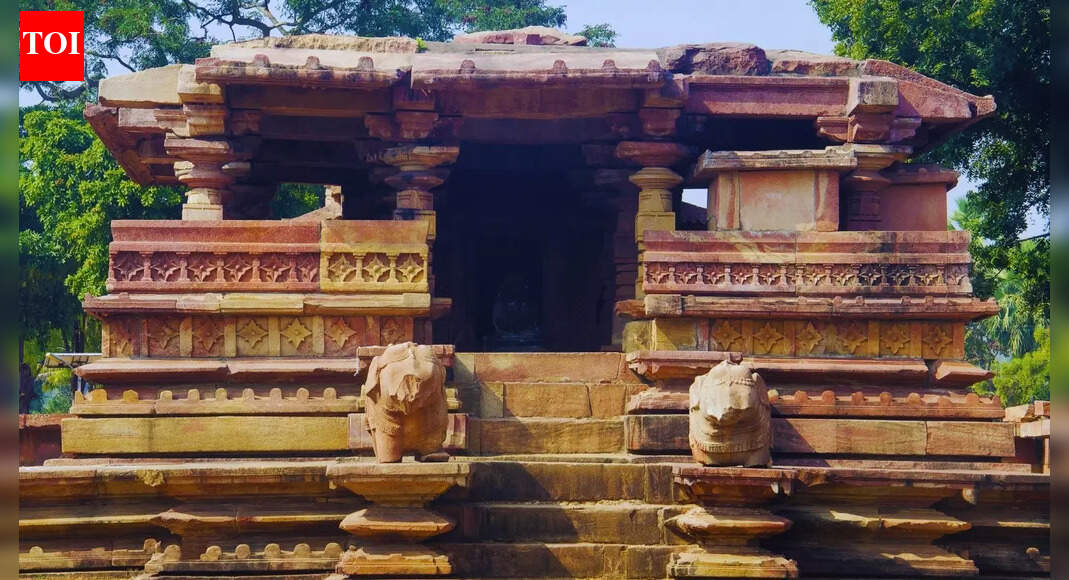 Which temple in India is famous for its floating bricks?