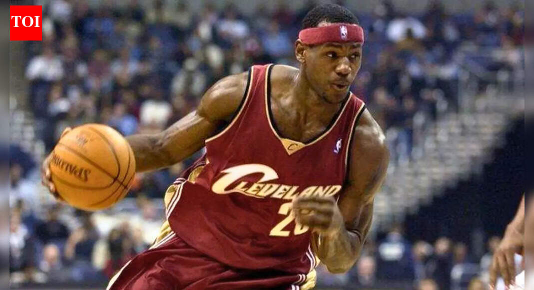 Young LeBron James once made a flip phone flex at WWE Monday Night Raw 2003, and it now feels like a time capsule