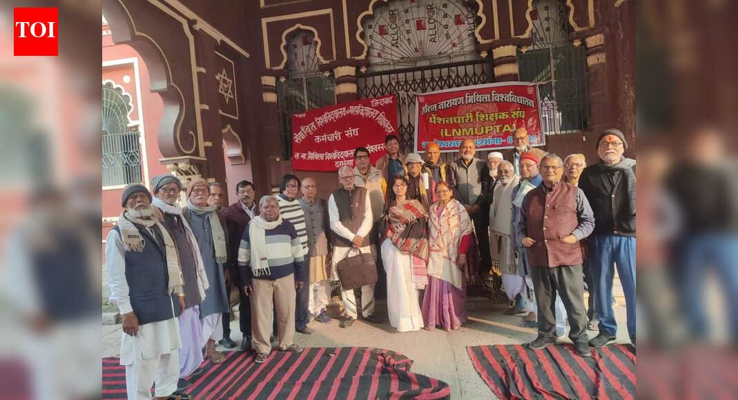 Retired LNMU teachers, staff stage dharna in Darbhanga