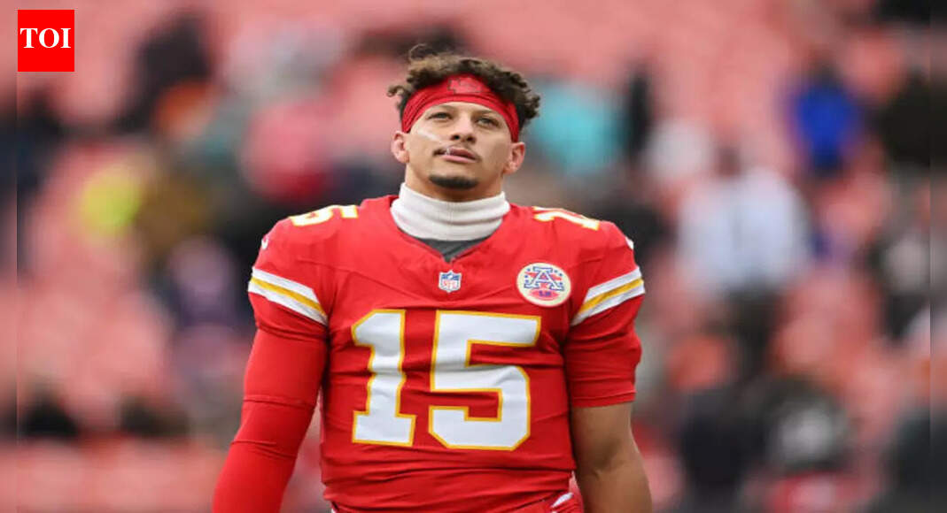 Patrick Mahomes’ knee injury sparks fan backlash after Chiefs’ loss to Texans in Sunday Night Football