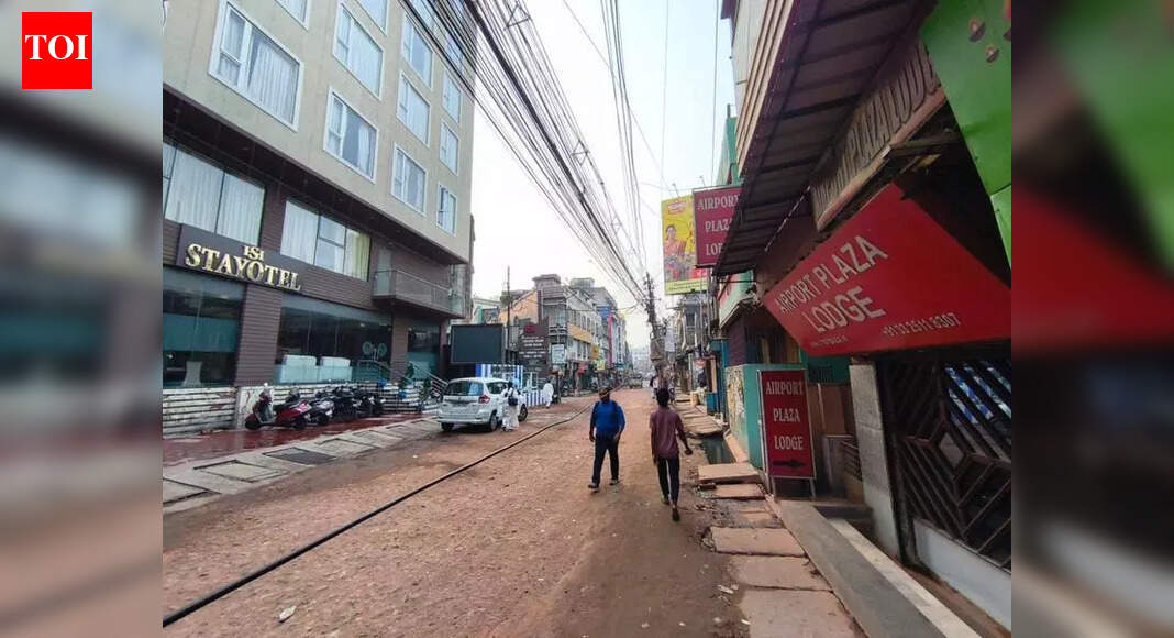 Hotel touts target tired flyers at gates | Kolkata News