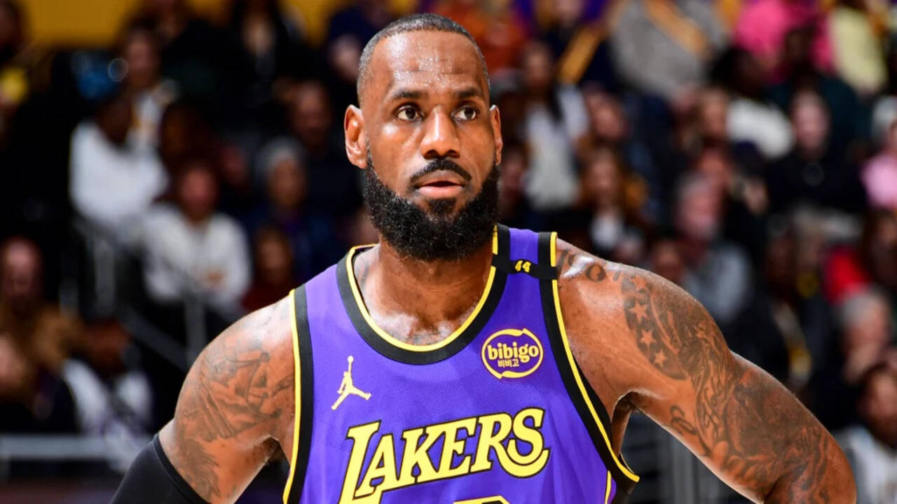 Los Angeles Lakers star LeBron James shuts down heckler before