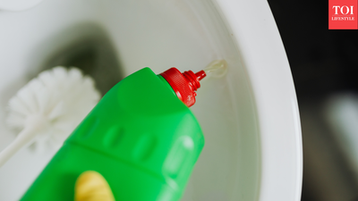 घातक टॉयलेट क्लीनर गलती: डॉक्टर ने चेतावनी दी कि कैसे उत्पादों को मिलाने से जहरीली गैस और फेफड़ों को नुकसान हुआ