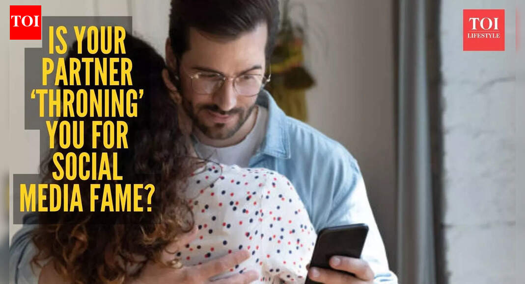 क्या आपको ‘सिंहासन’ दिया जा रहा है? पता लगाएं कि क्या आपका पार्टनर सोशल मीडिया पर दबदबा बनाने के लिए आपका इस्तेमाल कर रहा है |