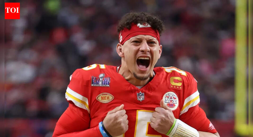 Patrick Mahomes’ limp fake? Chiefs supporters debate star QB's injury as playoff hopes fade after tough loss to Texans