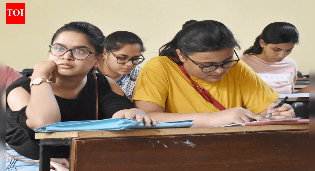 Panel flags low fellowships, weak staffing at history, philosophy and social science bodies