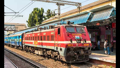 जैसा कि इंडिगो संकट जारी है, रेलवे ने विशेष ट्रेन सेवाओं का विस्तार किया है