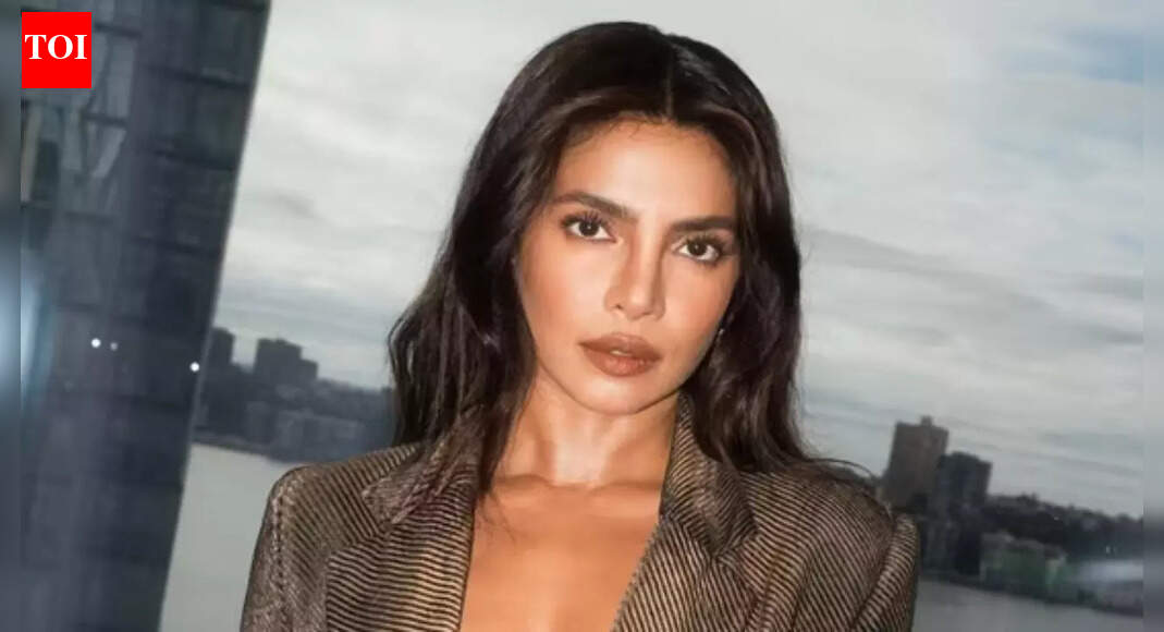 प्रियंका चोपड़ा जोनास ने बेयॉन्से को उद्धृत करते हुए कहा कि वह अपने करियर के लिए किए गए बलिदानों के बारे में खुलकर बात करती हैं, और खुलासा करती हैं कि वह अब इसके दूसरे पक्ष पर हैं: ‘जब मेरे पिता अस्पताल में थे तो मुझे याद आया’ |